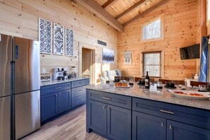 Dining - Restful Getaways to Logan, Ohio, in this Fully-Equipped Log Cabin with Fireplace and Hot Tub (Logan)