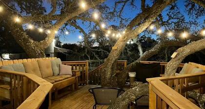 Charming Texas Tree House with Tranquil Views Ideal for Glamping near Austin