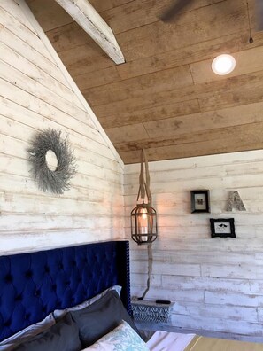 1 bedroom, iron/ironing board, WiFi, bed sheets - Charming Texas Tree House with Tranquil Views Ideal for Glamping near Austin (Dripping Springs)