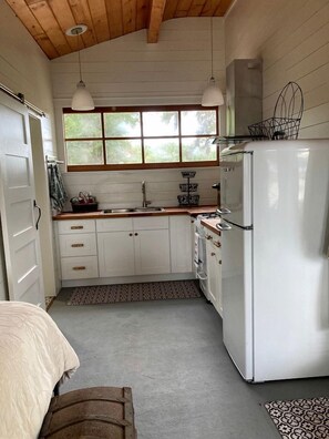 Refrigerador, microondas, placa de cocina, cafetera/tetera