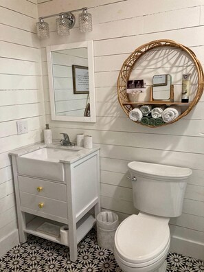 Sèche-cheveux, serviettes fournies, papier toilette