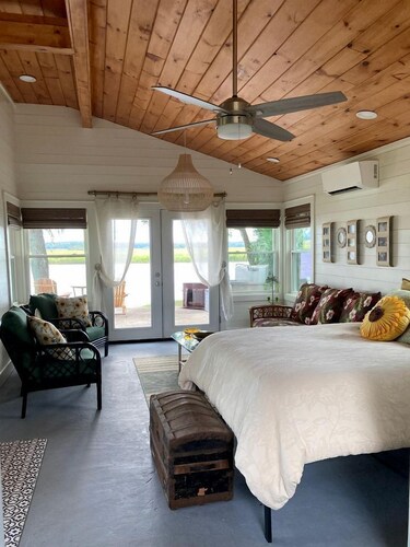 Romantic Cottage with a Beautiful Dock for Peace and Quiet Near Historic St. Catherine's and Ossabaw Island Beaches, Georgia (A Boat Ride Away!)