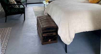 Romantic Cottage with a Beautiful Dock for Peace and Quiet Near Historic St. Catherine's and Ossabaw Island Beaches, Georgia (A Boat Ride Away!)