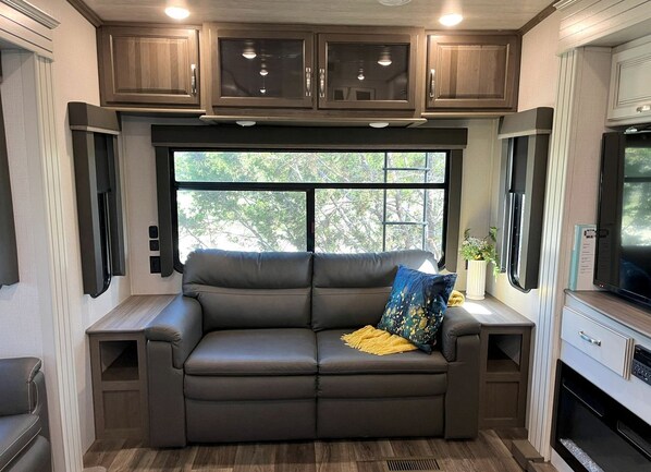 テレビ、�暖炉