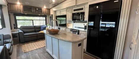 Geladeira, micro-ondas, cooktop, cafeteira/chaleira