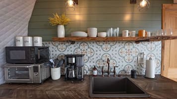 Kühlschrank, Wasserkocher mit Kaffee-/Teezubehör