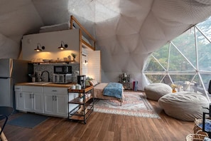 Kühlschrank, Mikrowelle, Wasserkocher mit Kaffee-/Teezubehör, Toaster
