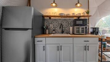 Réfrigérateur, cafetière-théière, vaisselle et ustensiles