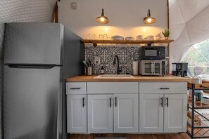 Frigorífico, cafetera o tetera y utensilios de cocina