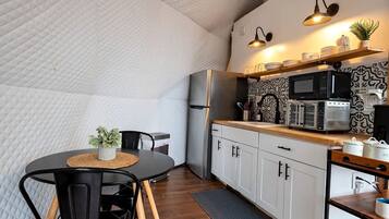 Réfrigérateur, cafetière-théière, vaisselle et ustensiles