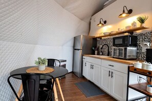 Frigorífico, cafetera o tetera y utensilios de cocina