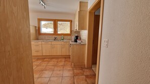 Réfrigérateur, four, lave-vaisselle, cafetière/bouilloire