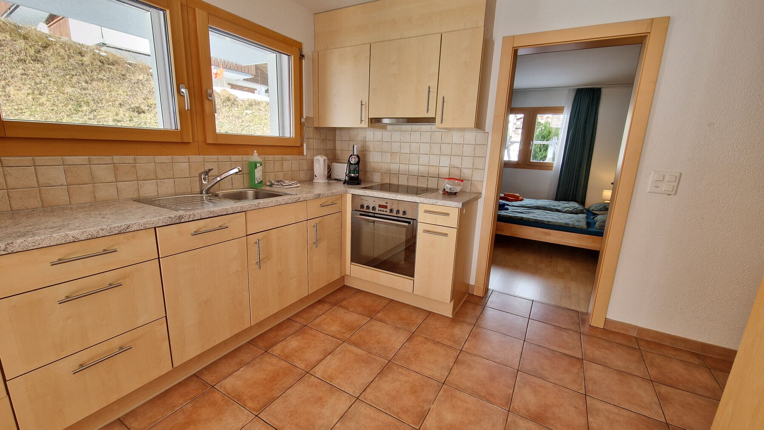 Fridge, oven, dishwasher, coffee/tea maker