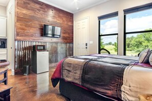 1 bedroom, WiFi, bed sheets - Idyllic Cottage Suite Sanctuary near Medina River in Texas (Bandera)