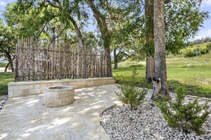 Property grounds - Idyllic Cottage Suite Sanctuary near Medina River in Texas (Bandera)