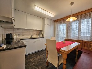 Fridge, oven, dishwasher, coffee/tea maker