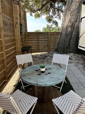 Outdoor dining - Luxury Caravan Rental in Texas for Amazing Glamping Getaways (Dripping Springs)