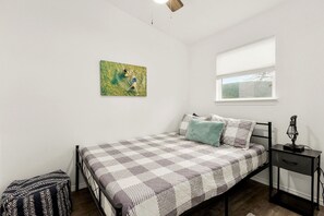 2 bedrooms, WiFi, bed sheets - Guadalupe Love (New Braunfels)