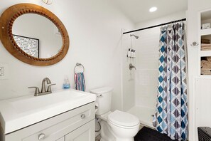 Hair dryer, towels, toilet paper - Guadalupe Love (New Braunfels)