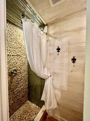 Serviettes fournies, savon, shampoing, papier toilette