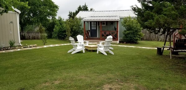 Terrace/patio - Charming Texas Hill Country Cottage near Austin for Romantic Getaways in Texas (Dripping Springs)