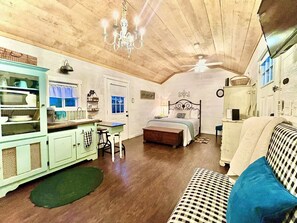 1 bedroom, WiFi, bed sheets - Charming Texas Hill Country Cottage near Austin for Romantic Getaways in Texas (Dripping Springs)
