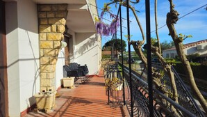 A balcony with a stone wall, metal chairs, a small table, and a railing. - L'oustal- Oc Keys- Family home, private garden, close to freeway (Bram)