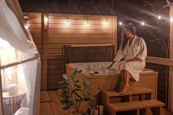 Outdoor spa tub