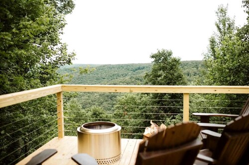 Luxury Fully Equipped Dome with Hot-Tub and Impressive Deck in Tennessee