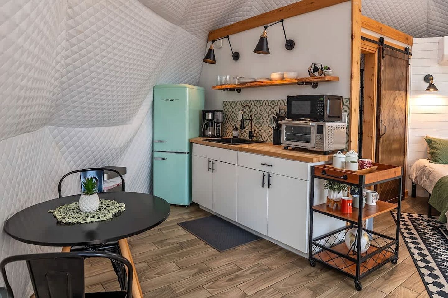 Kühlschrank, Wasserkocher mit Kaffee-/Teezubehör