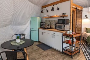 Køleskab, kaffe-/temaskine, køkkentøj/tallerkener/redskaber