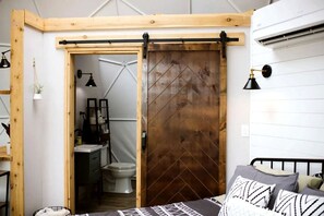 1 غرفة نوم وواي فاي وملاءات أسرّة