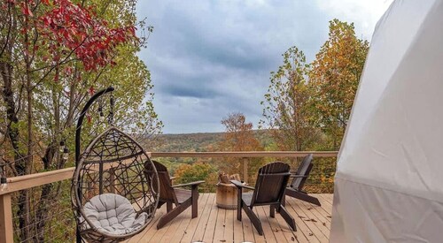 Luxury Fully Equipped Dome with Hot-Tub and Impressive Deck in Tennessee