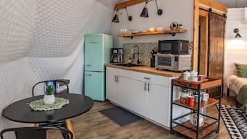 Refrigerador, cafetera/tetera, utensilios de cocina
