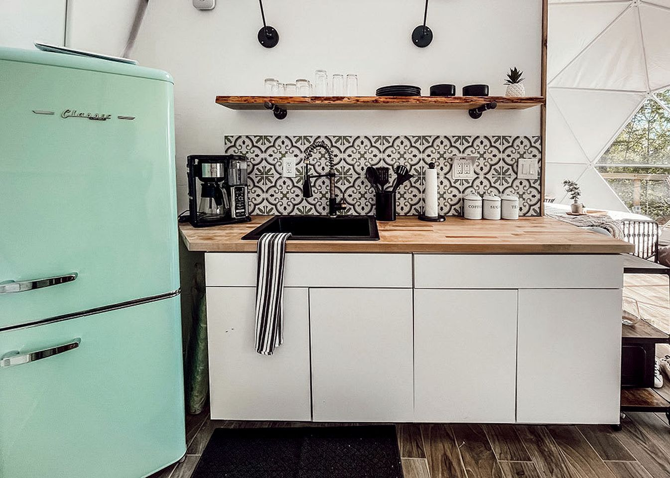 Kühlschrank, Wasserkocher mit Kaffee-/Teezubehör