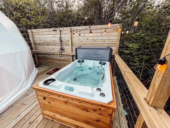 Banyera d'hidromassatge a l'aire lliure