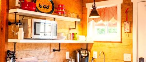 Frigorífico, microondas, cafetera o tetera y mesa de comedor