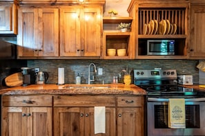 Private kitchen - Cozy Cabin Rental on Sacred Land Ideal for Glamping in Kansas (Tonganoxie)