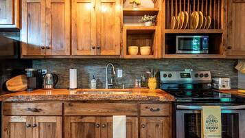 Kühlschrank, Mikrowelle, Herdplatte, Wasserkocher mit Kaffee-/Teezubehör