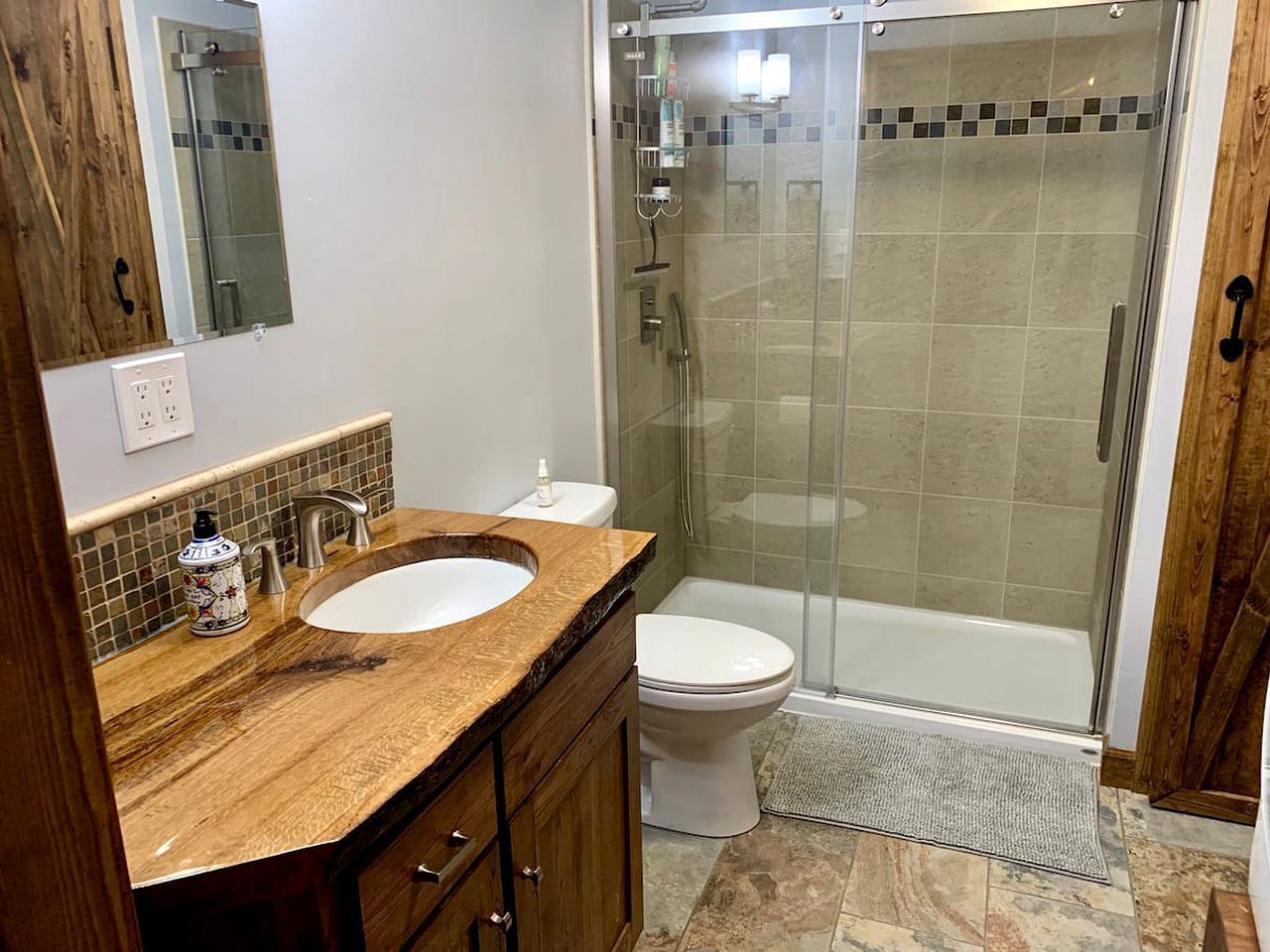 吹风机、毛巾、肥皂、洗发水