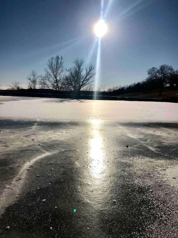 A frozen surface with a bright sun in the sky. - Cozy Cabin Rental on Sacred Land Ideal for Glamping in Kansas (Tonganoxie)