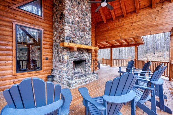 Terrace/patio - Large Cabin Rental with Games Room and Hot Tub in Logan, Ohio (Logan)