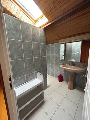 Shower, toilet paper - Gîte in the heart of the forest (Saint-Vincent-de-Connezac)