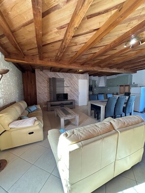Living area - Gîte in the heart of the forest (Saint-Vincent-de-Connezac)