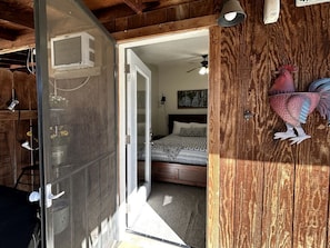 A bedroom with a bed, a ceiling fan, and a wooden rooster decoration. - Charming Warner Springs Accommodation Ideal for a Romantic Getaway in California (Warner Springs)