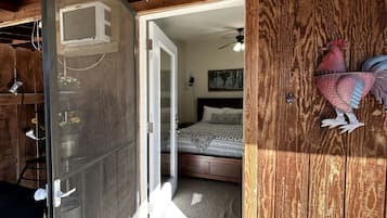 1 dormitorio, escritorio, tabla de planchar con plancha y wifi