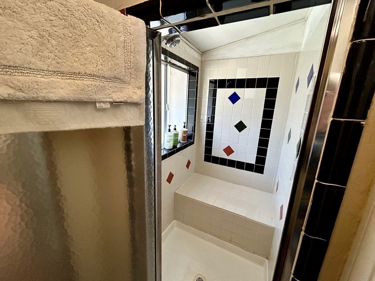 Secador de pelo, toallas, jabón y champú