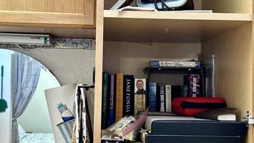 1 slaapkamer, een bureau, een strijkplank/strijkijzer, wifi