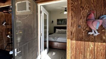 1 dormitorio, escritorio, tabla de planchar con plancha y wifi