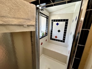 A bathroom with a shower, a sink, and a mirror. - Charming Warner Springs Accommodation Ideal for a Romantic Getaway in California (Warner Springs)